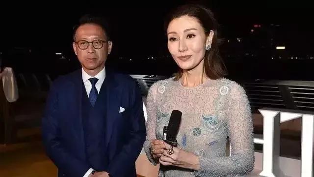 李嘉欣|一代女神李嘉欣晒新照面露沧桑优雅老去家庭幸福，谁说女星不能娶