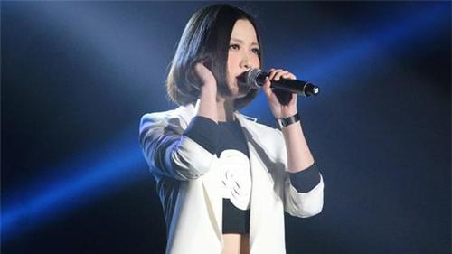 姚贝娜|歌手姚贝娜已去世7年，祭拜者仍络绎不绝，墓前的铜像布满了鲜花