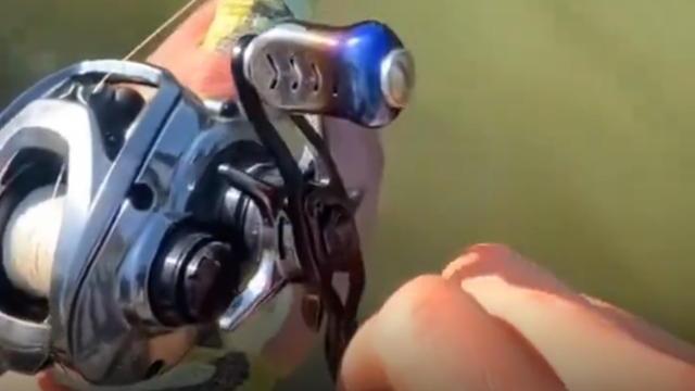 饵料|男子把路亚玩出新花样，直接将水滴轮绑手上，网友：真担心中大鱼