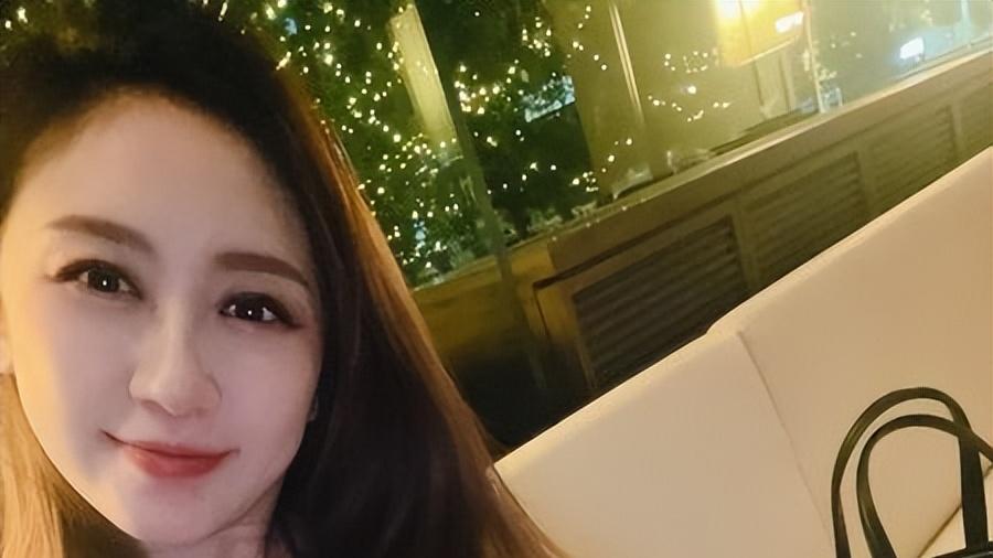 |挺8月孕肚上节目挨酸“缺钱”，女星怒杠酸民！