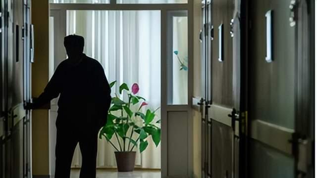 澳华人女护工频遇“咸猪手”，病患老人为老不尊，摸腿袭胸只能忍