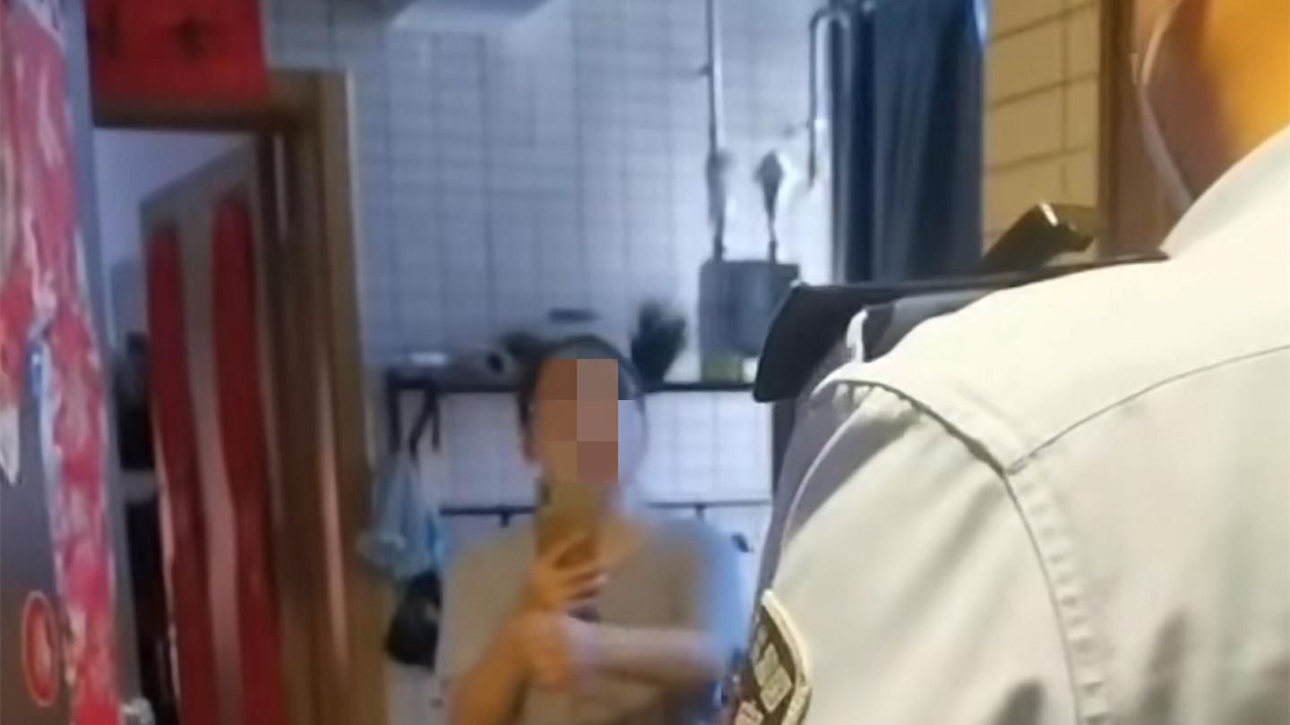 广东一女子嫌装修吵，每天拿棍子敲击阳台，让周边住户都不好过