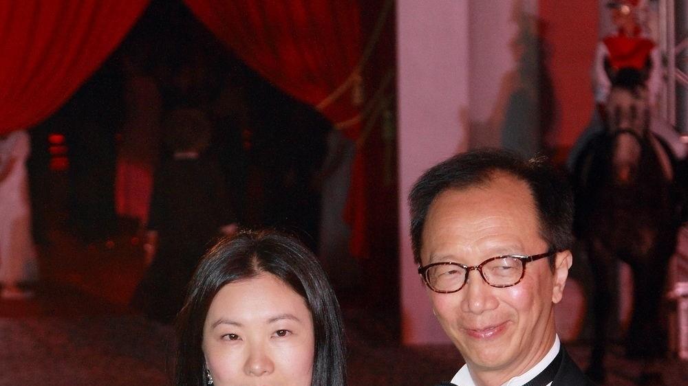 伏明霞|伏明霞和梁锦松穿情侣装，年轻的梁锦松尽显高富帅气质，真般配！