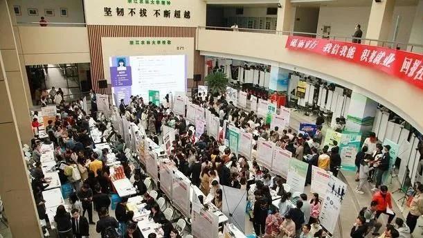 工地|年龄限制逐渐严格，35岁只能去工地搬砖，50岁连菜都卖不了？