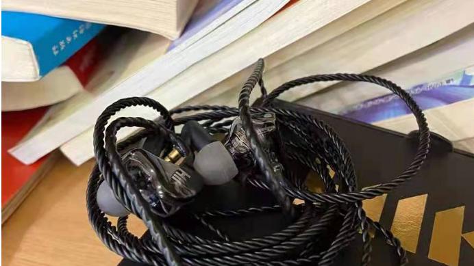 笔记本|HIFI耳机永不褪色，清澈听感精准还原，有线耳机让声音有温度