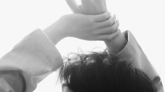 范丞丞|范丞丞金鸡奖造型路透来了，身着灰色笔挺西装，被赞是优秀的演员