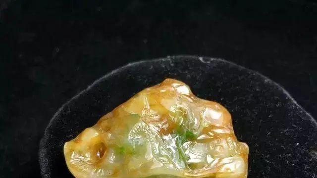 雕刻|5万拿下的大马坎翡翠原石，却被雕刻师傅阻止，成品价值80万！