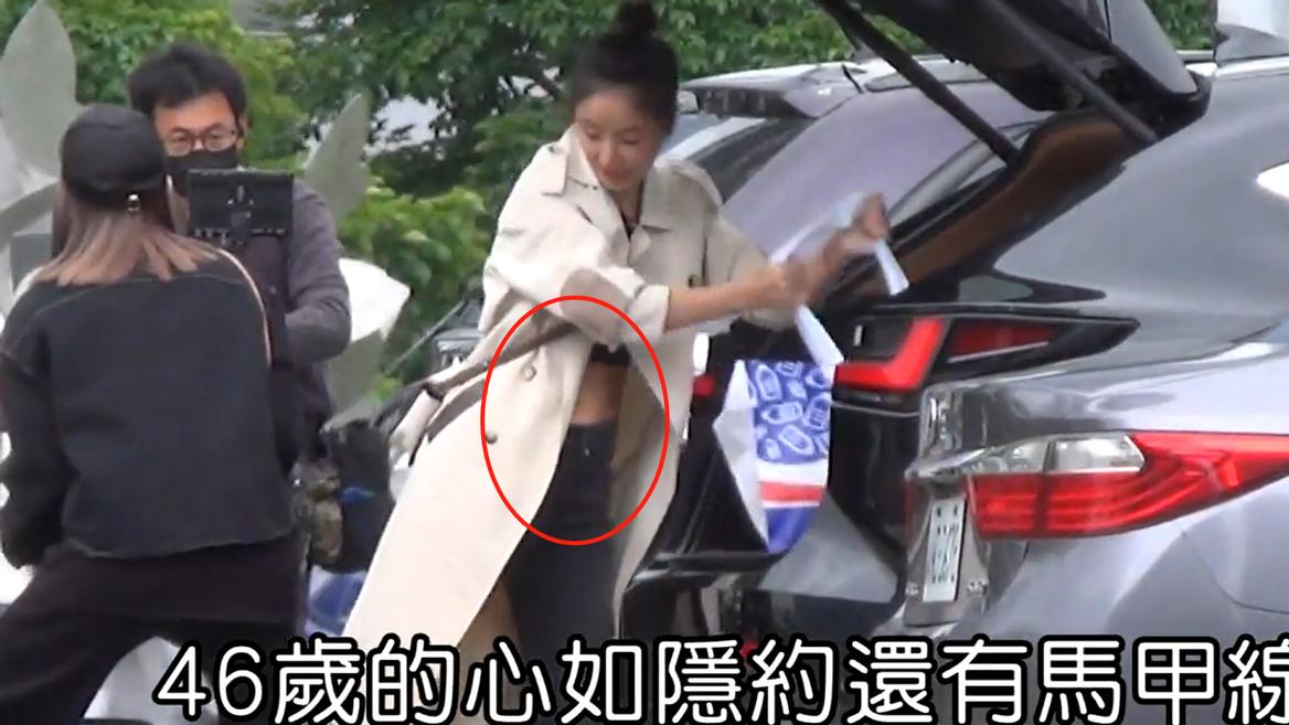 林心如|林心如穿露脐装逛超市！扛几大包零食上车，外套敞开炫出一截腹肌