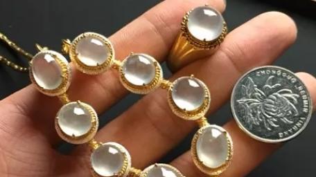 |价值昂贵的翡翠蛋面，为何用白纸包装，只为展现翡翠的美