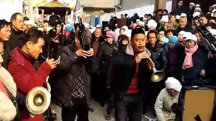 小区老人倚老卖老，连逝者家属请人吹喇叭都不放过，激怒围观者