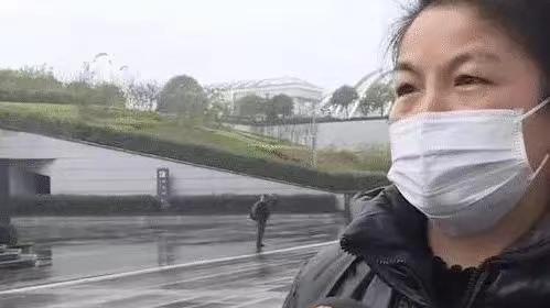委屈！高铁保洁阿姨捡到钻戒上交，本以为会获得表扬，不想反被罚500元