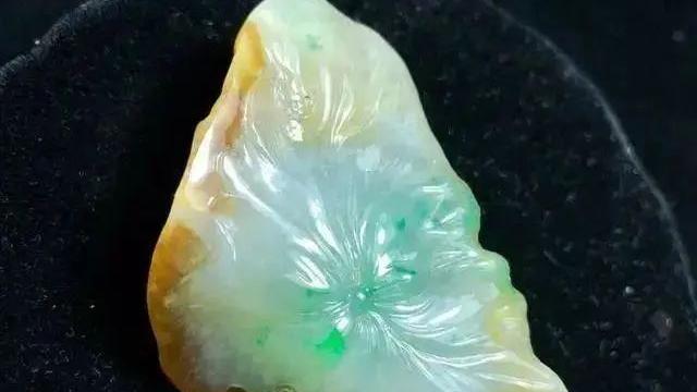 雕刻|50000拿下的大马坎翡翠原石，成品堪称珍品！