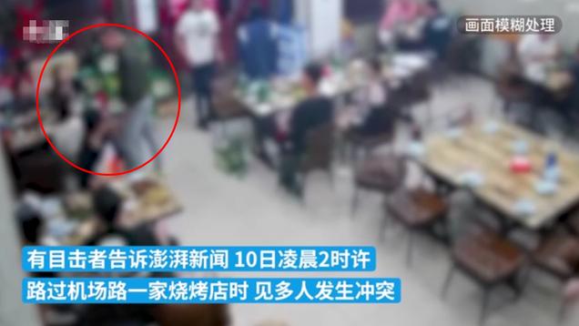 调戏不成疯狂围殴！唐山烧烤店打人事件，饭店老板和围观食客为何都无动于衷？