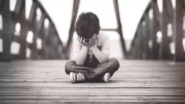 人贩抱着男孩就要溜，孩子情急之下喊出4个字，人贩丢下小孩就跑