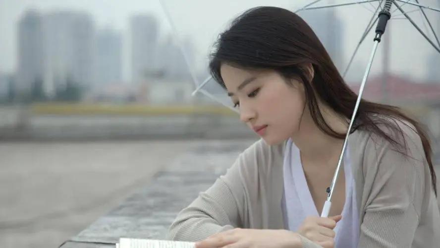 刘亦菲|赵丽颖和刘亦菲谁的咖位和前景更好？