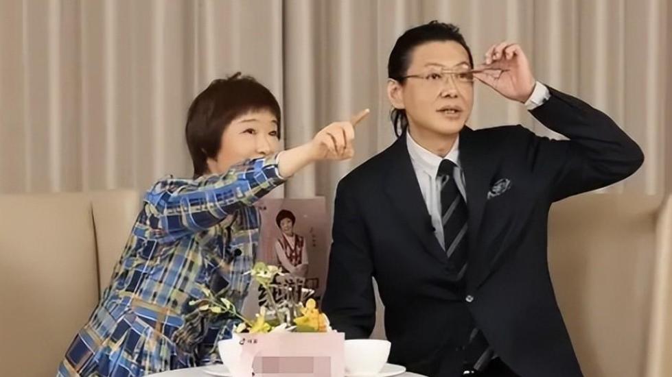 蓝盈莹|曾是央视男主持颜值担当的程前，怎么近照撞脸起了“金池长老”