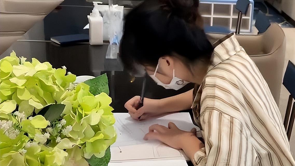 上海市|回顾：女子在单位工作6年，辞职1小时后被移除群聊，怒删所有同事