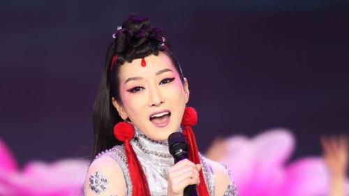 高晓松|萨顶顶的《万物生》是高晓松花20分钟啃着鸭头写的，也是唯一入选格莱美的歌曲