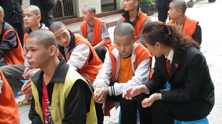 08年青岛母子被害：年轻妈妈被3名小混混侵犯致死，凶手平均15岁