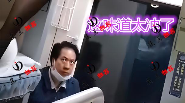 女子穿丝袜坐卧铺车，脱鞋时引大爷不满：几天没洗脚，味道太冲了