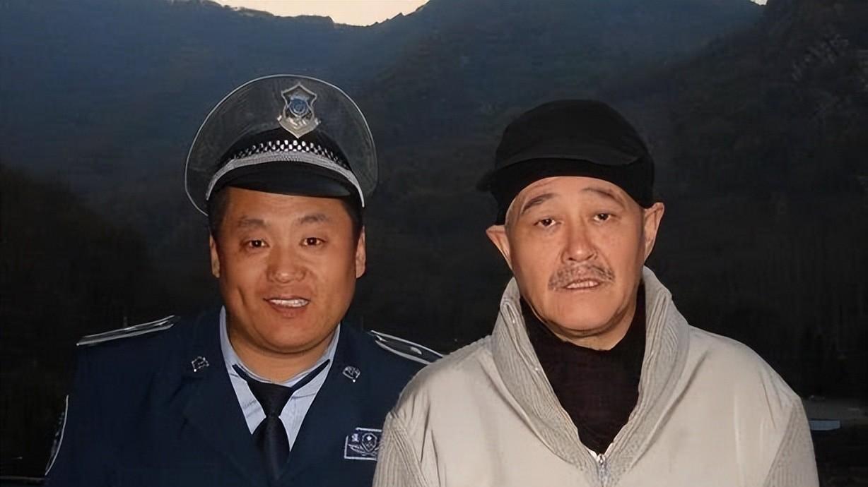 甘十九妹|赵本山徒弟宋晓峰与卡车司机发生剐蹭，捡起石头就砸，险些重伤