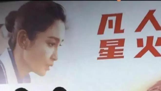 杜江|坐等离婚！霍思燕与男导演亲密互动险摔倒，杜江选择性眼瞎看不见