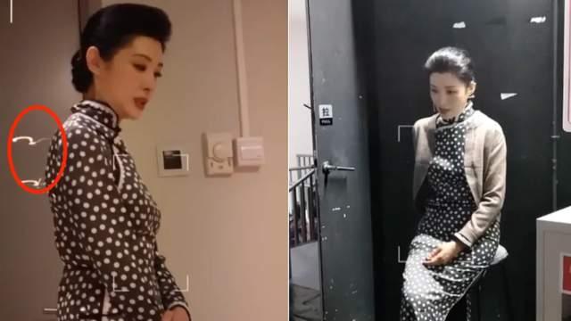 |54岁周涛近照曝光，穿旗袍配灰色外套气质端庄优雅，弯腰送道具