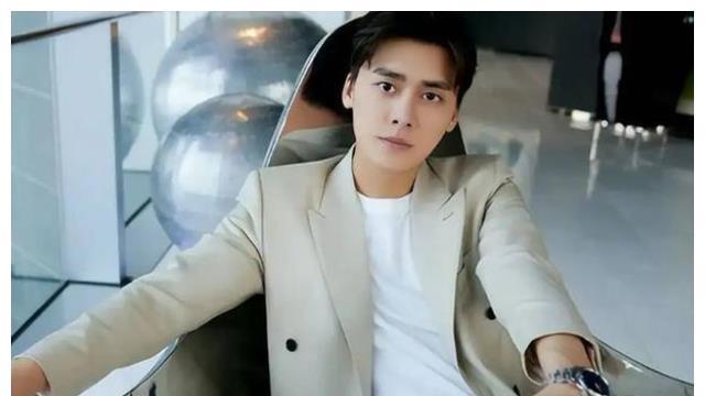 李易峰|李易峰“6分钟视频”被曝光了！酒店看三级片公开选妃，被嘲抠门