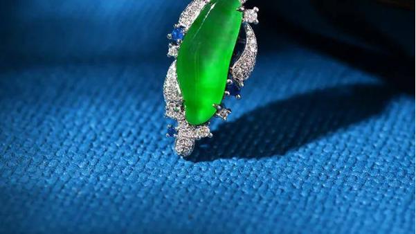 翡翠|越重工的翡翠越贵吗？