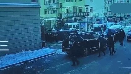 冷漠！68岁老人“摔倒无人扶”身亡：8个人，3辆车路过均未帮忙！