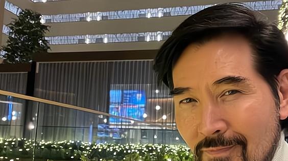 费翔|费翔晒照庆祝62岁生日，曾是80年代白马王子，至今未婚