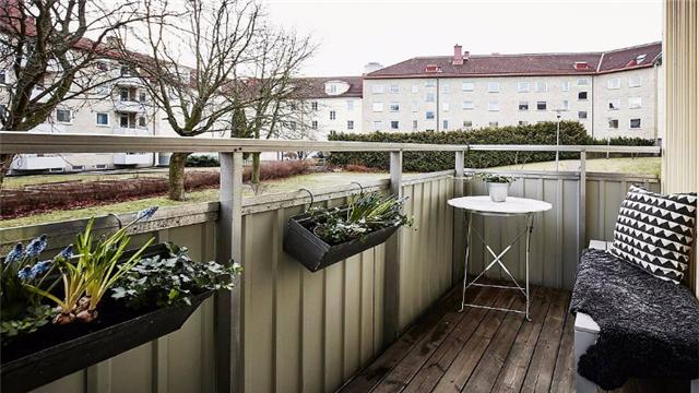 阳台地板这么铺，老师傅说保证3年不褪色不起泡！