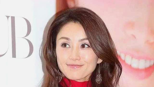 酒井法子|酒井法子大红裙子秀风姿，怎样的风华绝代，年近50岁还在谈恋爱