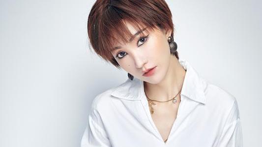 致命记忆之花开双生 卢彩艺短发写真曝光攻气十足《致命记忆之花开双生》引发灵魂震颤
