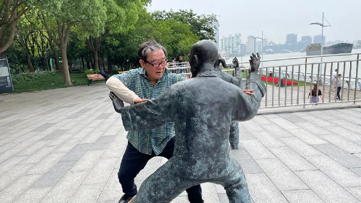 李立群|低调许久的李立群发视频不仅给网友汇报了自己近期的状况，还感谢网友对自己的思念