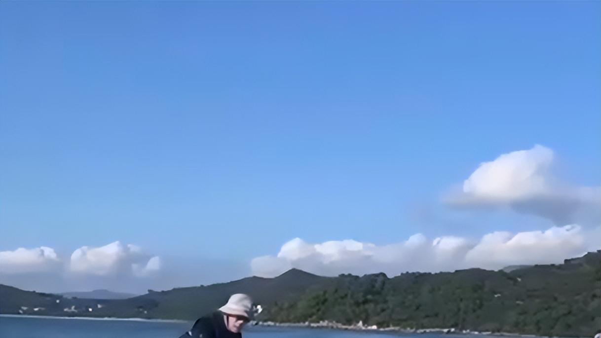 周星驰|周星驰晒冲浪视频与杨颖互动，两人这是要有合作的意思？