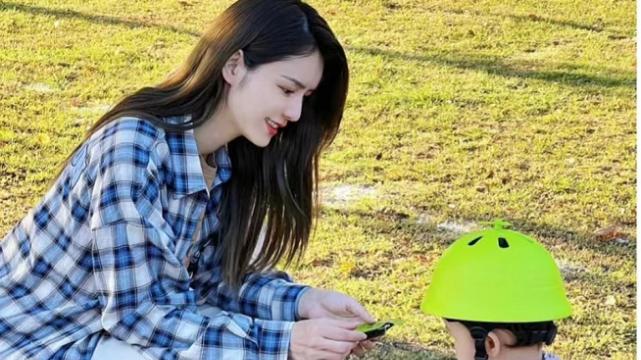 林峰|张馨月晒林峯父女：超萌睡姿，可爱又温馨，格格将小脚搭爸爸脸上