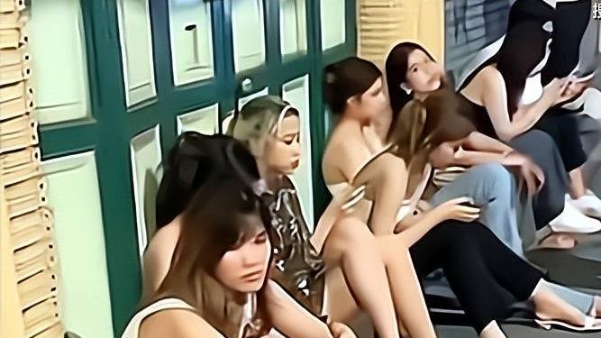 求职|工作没找到，女子露宿街头，拿着8块钱的盒饭生无可恋！！