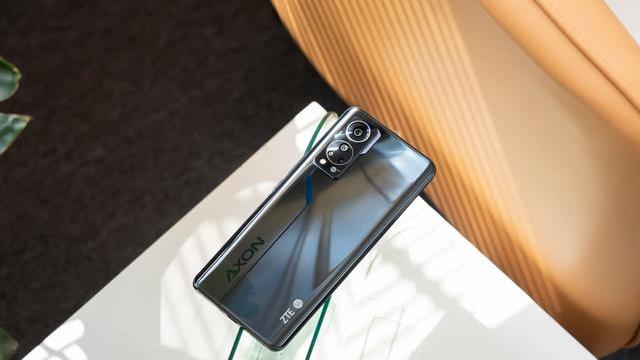 中兴|20G运存、骁龙8Gen1处理器，5150mAh+80W快充，中兴变猛了