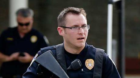 纪实：10岁儿子惨遭侵犯，父亲在众目睽睽之下枪杀凶手