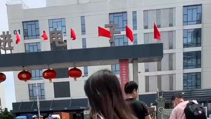 男子带女友进厂打工，路人看到后羡慕不已：这么好的女友去哪里找