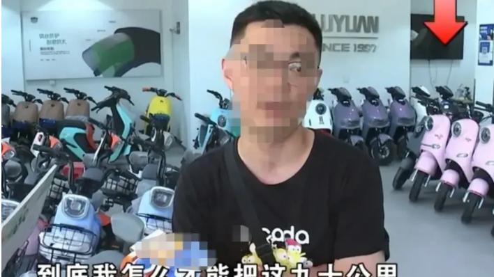 浙江杭州，一男子去绿源电动车的店里，以旧换新更换了一辆新的电动车