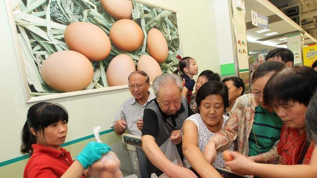 67岁老人偷鸡蛋猝死，家属上诉索赔38万，法官的回应令观众叫好