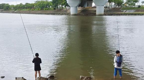 |夫妻俩背着孩子站在水中如此操作，把路人看蒙圈！网友：憋坏了