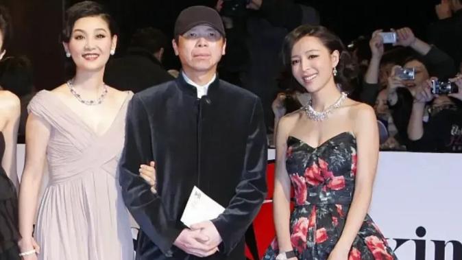 徐帆|冯小刚带旗下女演员张静初和老婆徐帆走红毯！徐帆罕见化浓妆宣告地位