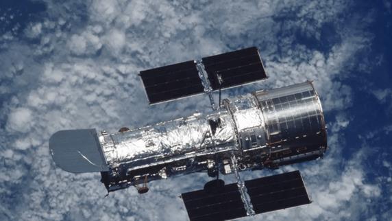 韦伯望远镜新照片，6500光年外的创生之柱，至少包含数万颗恒星