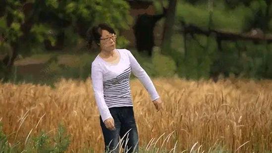 余秀华发文反省，称自己不适合做人妻，杨储策表示还爱着她