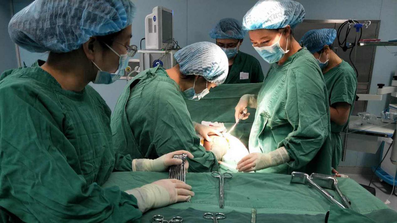 产妇生下“奶油”宝宝，亲爸看完之后直言不想要，护士看完直道喜