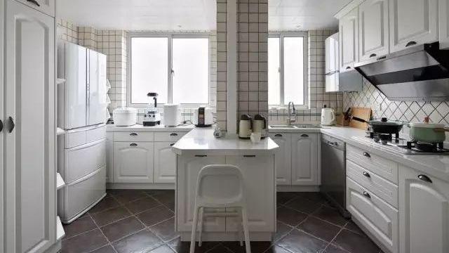 朋友新房装修得非常漂亮，还有多功能鞋柜，一个柜子就顶别人三个！