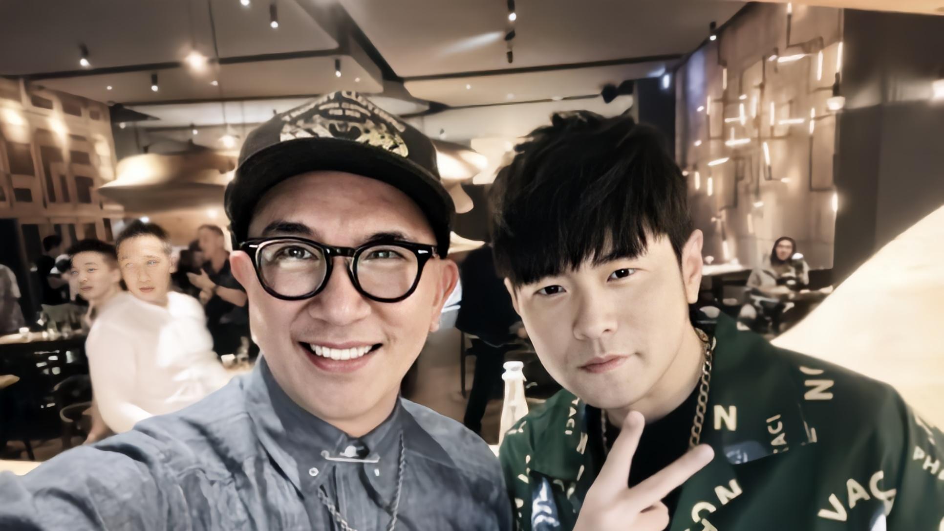 周杰伦|大小s姐妹与周杰伦间的尴尬事，22岁被“调戏”，两姐妹夸他可爱